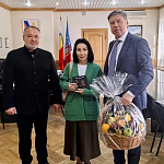 Магомед Дарсигов передал награду супруге участника СВО